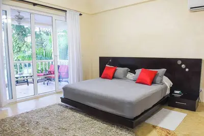 Image de 2bd/2bt condo on sandy beach, pool/Wifi/Tv/Ac, guest-friendly, near all!