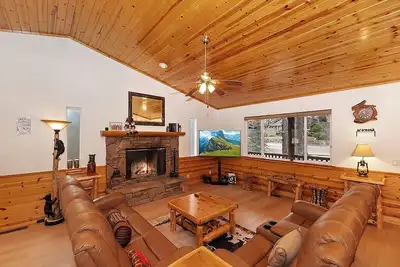 Image de Newly Renovated 3 Three Bedroom Two Bath home. New Outdoor Hot Tub, Firepit, clo