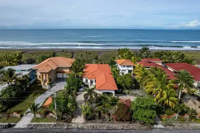 Image de Luxury Beachfront House w/Pool