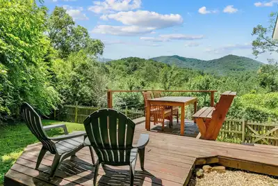 Image de Spacious 5-bedroom house w Mountain Views!