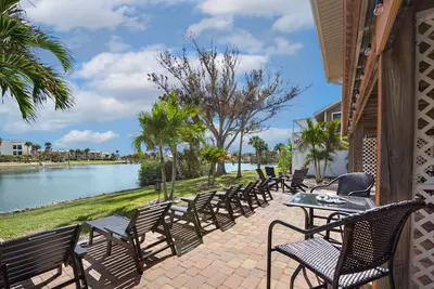 Image de ☀️Lake Front - Short Walk to Beach🌴Endless Tides 1
