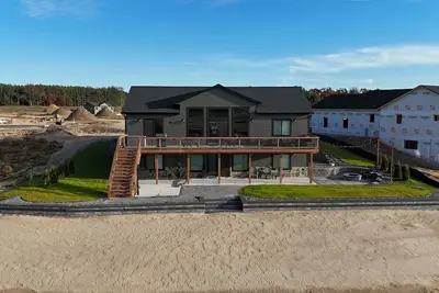 Image de Spacious 6-bedroom home on Sunset Lake in New Lisbon, Wisconsin.