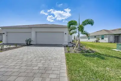 Image de 3-bedroom townhome with lakeview and near beaches