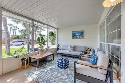 Image de 3-Br beach bungalow w/ King bed steps away from the sandy South Jax beach