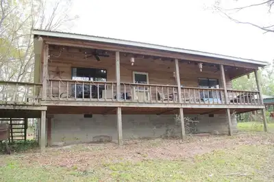 Image de Cozy 2-bedroom cabin or hunting lodge near Elba, Alabama with pond.