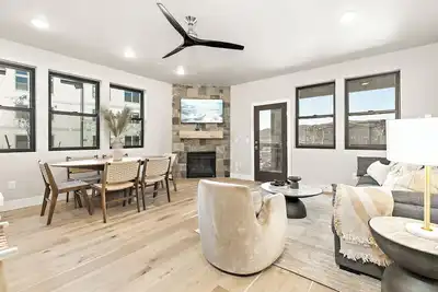 Image de New 3-bedroom condo 2 minutes from ski gondola