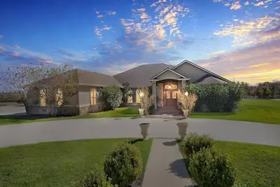Image de New! Luxurious 4-Bedroom Oasis with Private Pool