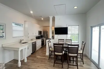 Image de Island Paradise 2br House Pool, 1/2 Block to Duval