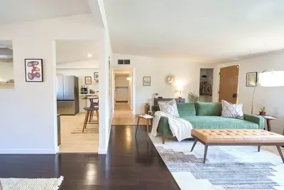 Image de Gem Show Ready, Central, Quiet, Updated Mid-Century, Pet-Friendly