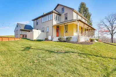 Image de 3 Mi to Dtwn: Charming Farmhouse in Mount Joy!