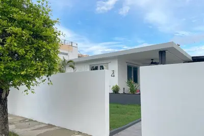 Image de Pool House by Isla Verde Beach!
