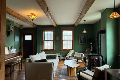 Image de Spacious riverfront farmhouse near ski resorts