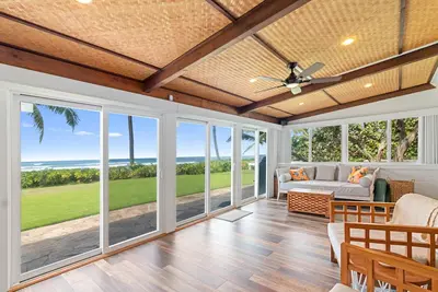 Image de \"Ocean Blue Papailoa\" North Shore Hawaii Private Beachfront 5 bedroom Residence