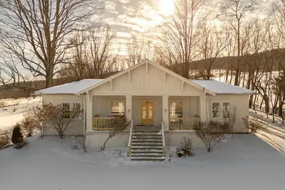 Image de Elegant Country Escape – Unique Home with Timeless Charm and Style