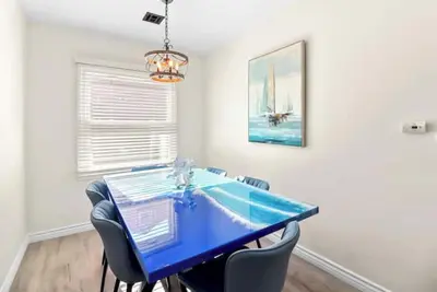 Image de Renovated Home in Midway City