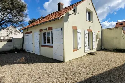 Image de Maison idéale pour séjour entre amis ou en famille à quelques pas de la plage!