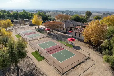 Image de Play Pickleball |Sleeps 8|HotTub|KingBeds
