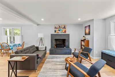 Image de 4 Bedroom - 5 min. walk to Jenkins Pond