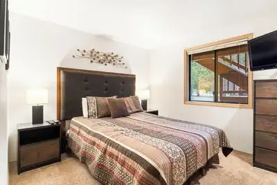 Image de Explore Sunriver in Style: Stay at 6 Rocky Mountain Lane for Comfort & Adventure