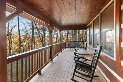 Image de Private Charming 3 story Log Cabin near attractions w/ hot tub & view