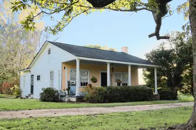 Image de Foster Mound Cottage - Perfect for a Cozy Getaway with 2 Bedrooms and Pet-Friendly Amenities!
