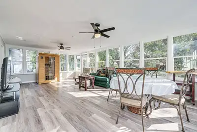 Image de 6 Mi to Sponge Docks: Lake Tarpon Getaway w/ Dock!