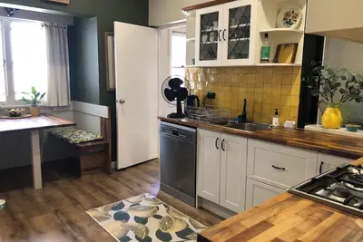 Image de Gorgeous home close to city bus, parks and one block from shops and restaurants