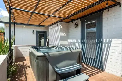 Image de Roma at Melrose | 3br with Private Yard & Games