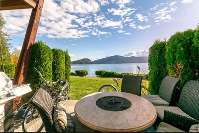 Image de Beautiful Lake front condo with amazing views - Shuswap Vacations.