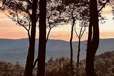 Image de Cozy and comfortable cabin with stunning mountain views, fireplace, and Wifi