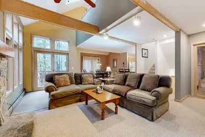 Image de Golf course condo w/ views, close to skiing, balcony, w/d, wifi, cable, tv