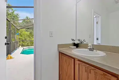 Image de 4Bd 3 Bath Modern Poolhouse w\/ Game Room & Pool Close to Disney!
