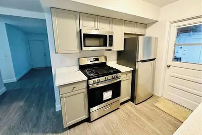 Image de Pool, 3 bedrooms, 3 full bathrooms with 2 dens, built-in bar by big park, beach.