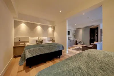 Image de Maison de groupe luxueuse avec bar et cuisine