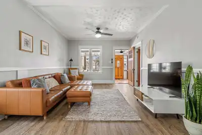 Image de Central Drumheller Home | Family-Friendly | 6 Beds