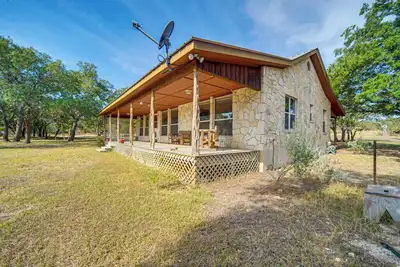 Image de Pet-Friendly Hill Country Retreat w\/ Deck!