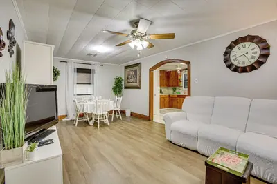 Image de 2 Mi to Nicholls State University: Home w\/ Yard