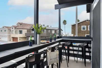 Image de Shelly by AvantStay | Steps to the Beach | Deck w/ Ocean Views | 5bdr
