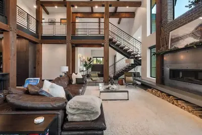 Image de Architecturally-Stunning, Custom Cle Elum Luxury Retreat • Main House + Guest Ho