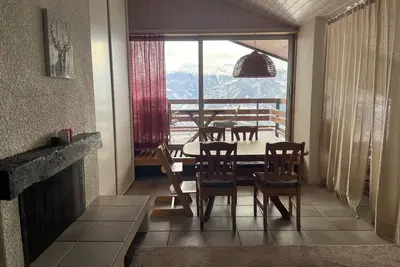 Image de Studio Sud à la montagne avec cheminée, cuisine équipée et vue imprenable.