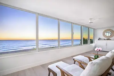 Image de 28 ft of direct ocean view, on the sand!