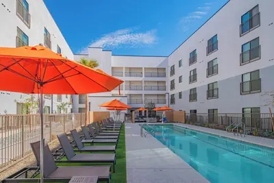 Cozy 2bd | Downtown | Gym+Pool+Parking | Sleep 4