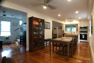 Image de Remodeled, vintage home in quaint Ri Village. Close to Providence and airport.