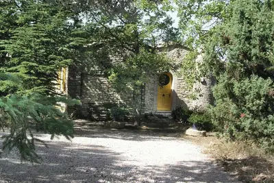 Image de Maison de caractère avec piscine au milieu de la garrigue provençale.