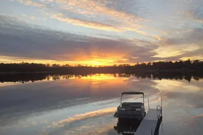 Image de 3 bedroom lake home located one hr from Lambeau field for the 2025 Nfl Draft!