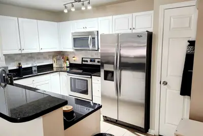 Image de Cozy, Comfy, Convenient Condo