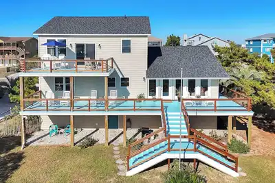Image de Daze Off: Spacious Home in Walking Distance to Beach and Waterway