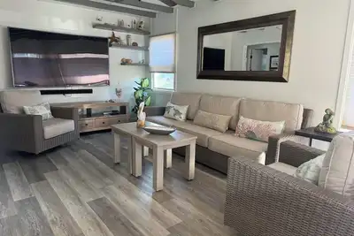 Image de Beach it Here- 5 min. walk to the beach, remodeled and close to all amenities