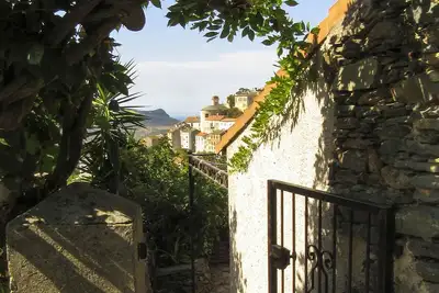 Image de Appartement dans une maison avec terrasses ombragées et vue sur mer et montagne