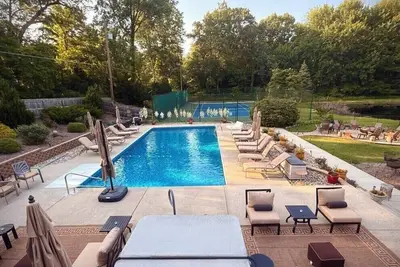 Image de Babe's Pond | Pool | Hot Tub | Pickleball | Fishing